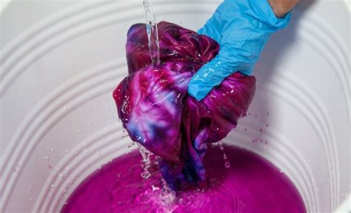 How do you make tie dye brighter with vinegar?