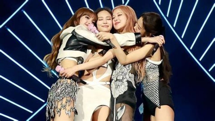 Why does BLACKPINK not like iphones?